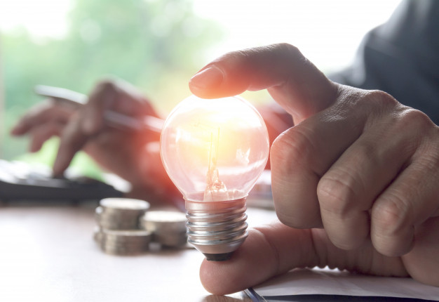 mano-che-tiene-le-lampadine-incandescente-e-utilizzando-la-calcolatrice-idea-creativita-e-risparmio-energetico_43284-72_20230314-111046_1.jpg