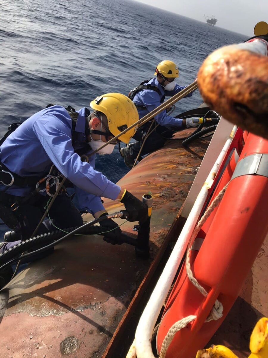 Rimozione-ruggine-con-scrostatore-pneumatico-34-B-BOCCIARDE-E-SCROSTATORI