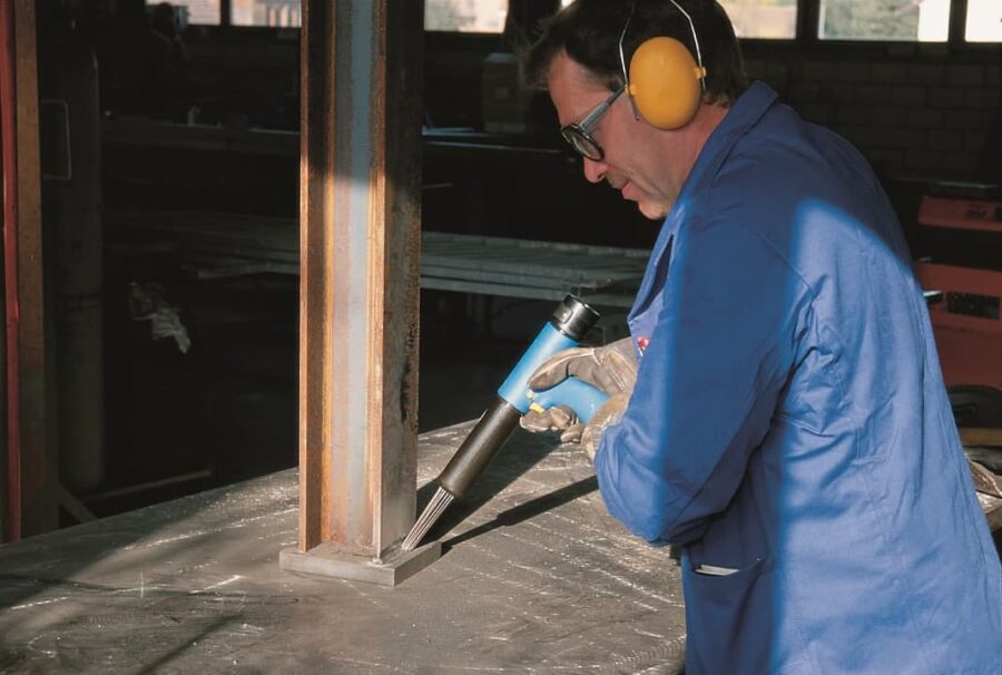Scrostatore-pneumatico-NP-34-K-al-lavoro-su-ferro-BOCCIARDE-E-SCROSTATORI