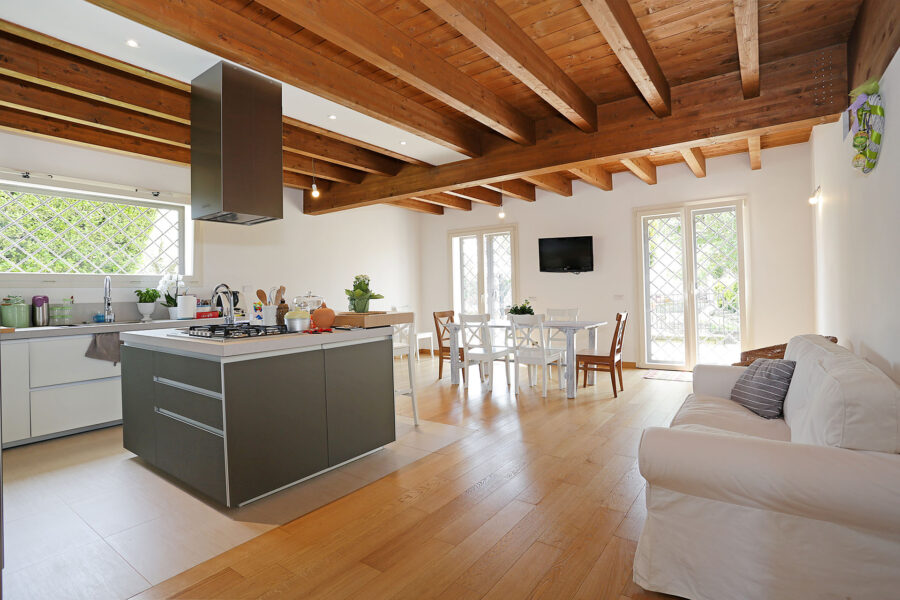 interno-cucina-tetto-in-legno-lamellare