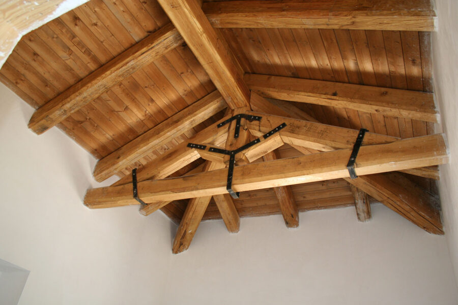 tetto-in-castagno-interno-casa-campagna