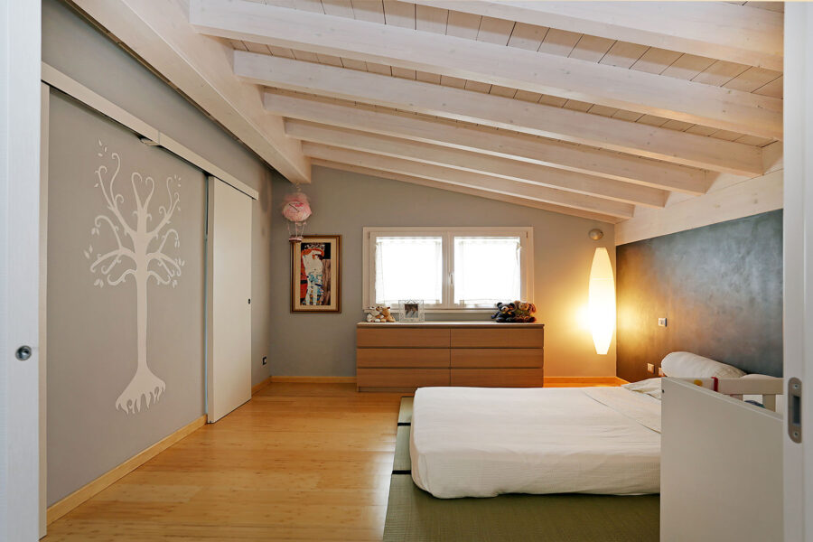 tetto-in-legno-lamellare-bianco-camera-da-letto